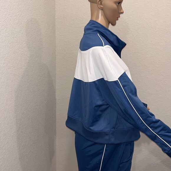 NIKE Sweat suit in excellent condition, like new. - Picture 7 of 12